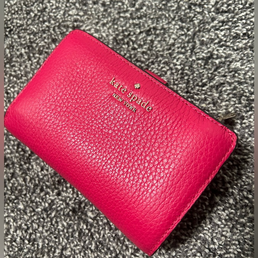 KATE SPADE LEILA PEBBLED LEATHER COMPACT BIFOLD WALLET